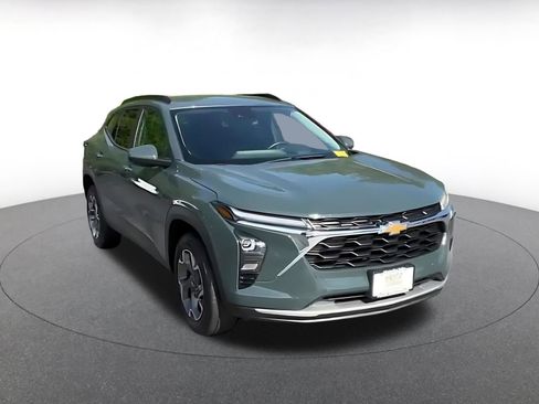 Used 2025 Chevrolet Trax LT w/ LT Convenience Package FWD image 3