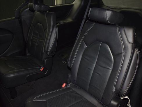 Used 2022 Chrysler Pacifica Touring-L w/ S Appearance Package image 17