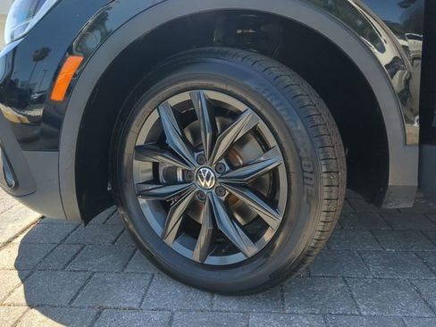Certified 2024 Volkswagen Tiguan SE image 33