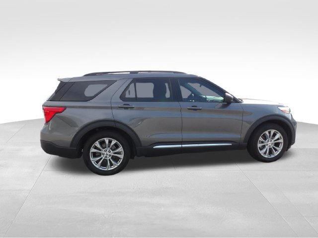 Certified 2023 Ford Explorer XLT w/ Equipment Group 202A RWD image 9