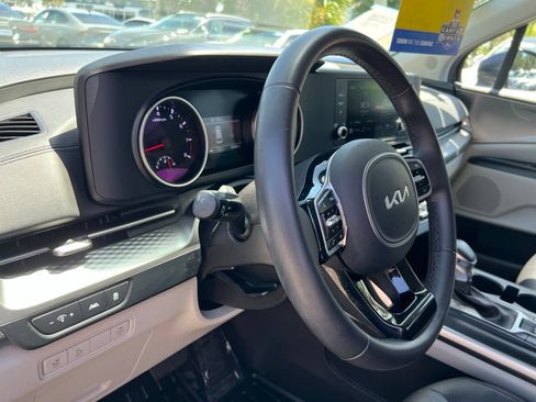 Used 2024 Kia Carnival LX FWD image 29