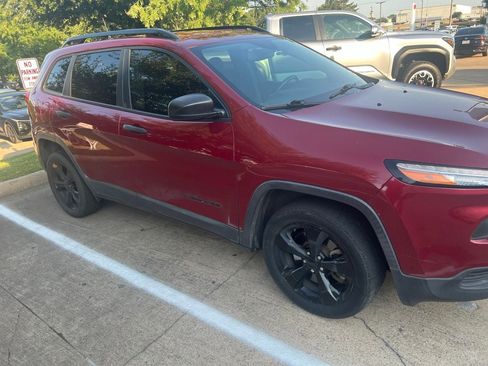 Used 2017 Jeep Cherokee Sport w/ Cold Weather Group FWD image 4
