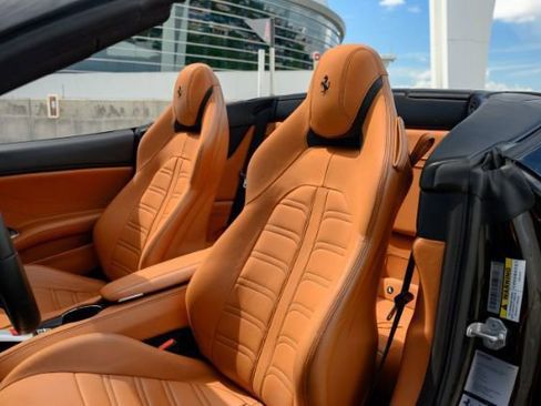 Used 2015 Ferrari California T RWD image 9