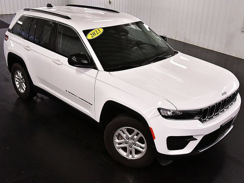 Used 2023 Jeep Grand Cherokee Laredo w/ Luxury Tech Group I AWD/4WD image 12