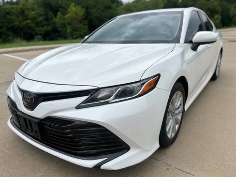 Used 2018 Toyota Camry LE FWD image 2