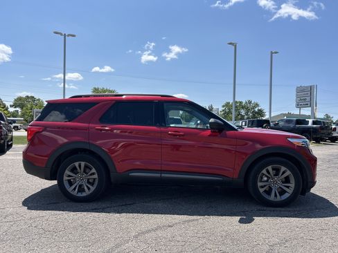 Used 2021 Ford Explorer XLT w/ Equipment Group 202A AWD/4WD image 3