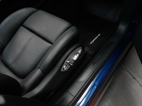 Certified 2025 Porsche Macan AWD/4WD image 37