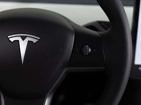 Used 2024 Tesla Model Y Performance image 31