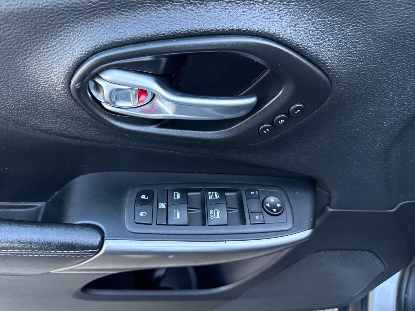Used 2020 Jeep Cherokee Limited FWD image 11
