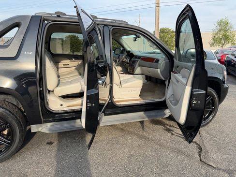 Used 2011 Chevrolet Avalanche LTZ image 30