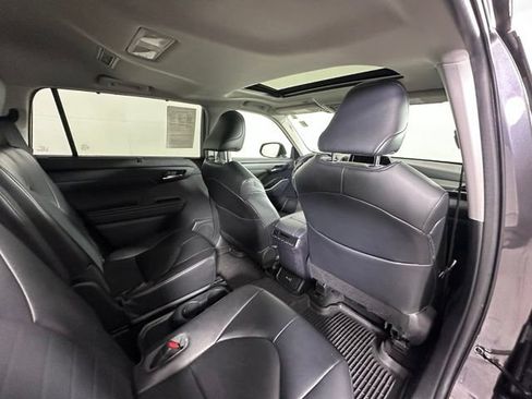 Used 2023 Toyota Highlander XLE AWD/4WD image 13