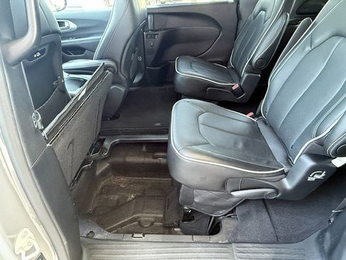 Used 2025 Chrysler Pacifica Limited FWD image 24