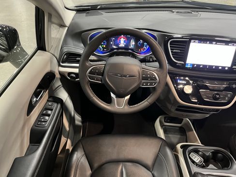 Used 2024 Chrysler Pacifica Select image 13