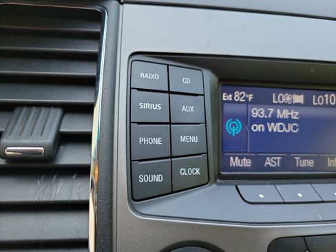 Used 2014 Ford Taurus SEL image 24