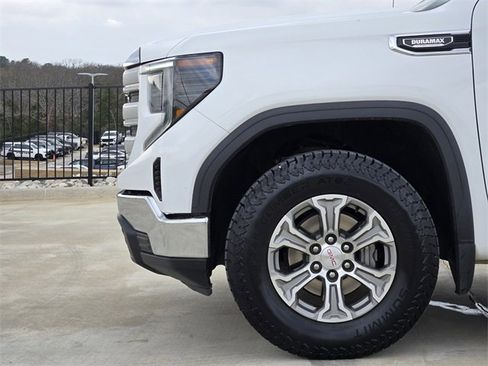 Used 2023 GMC Sierra 1500 SLE w/ X31 Off-Road Package image 10
