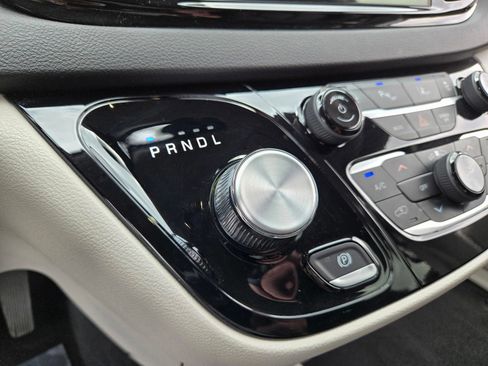Used 2024 Chrysler Pacifica Touring-L FWD image 18