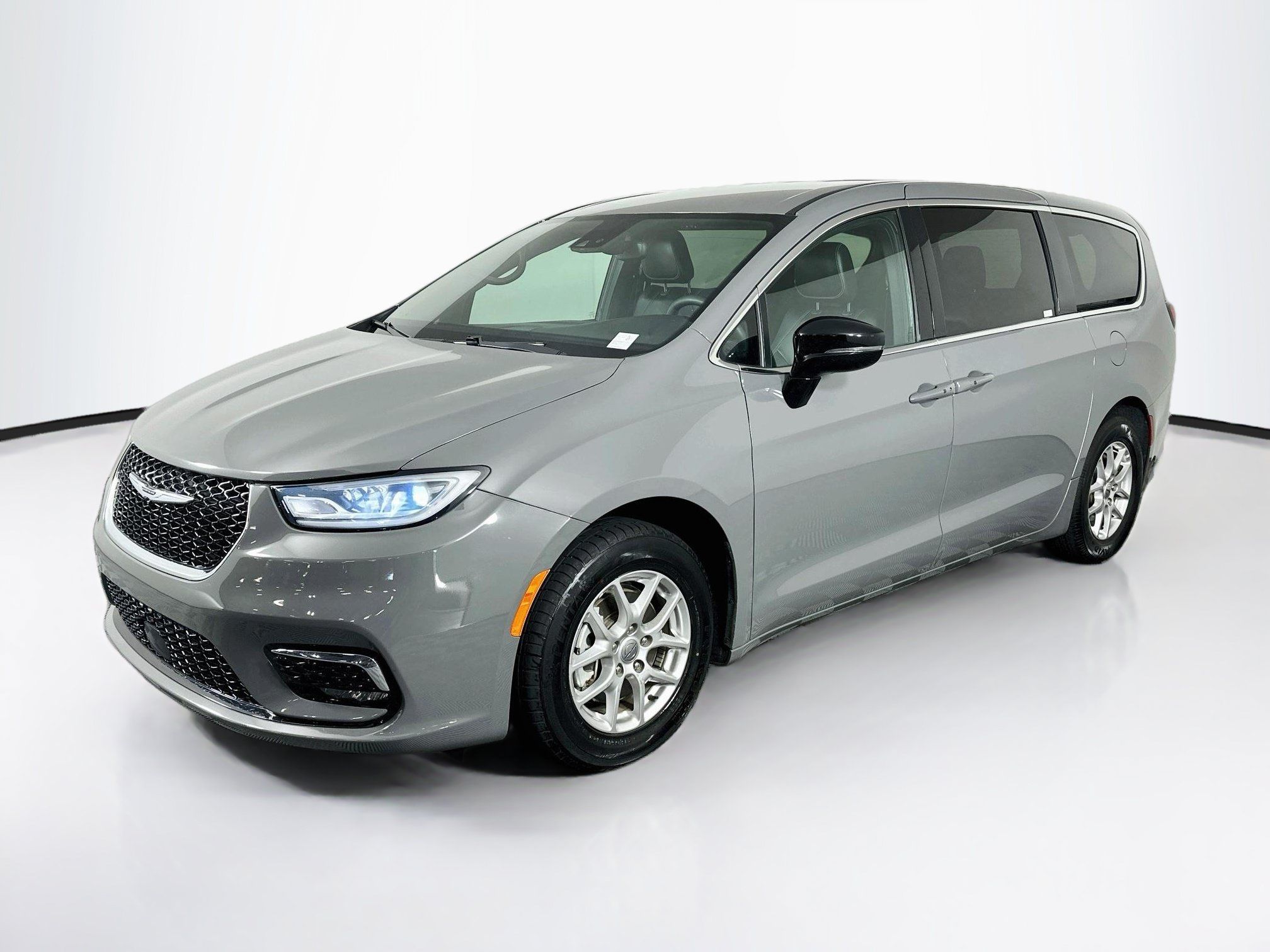 Used 2025 Chrysler Pacifica Select FWD image 3