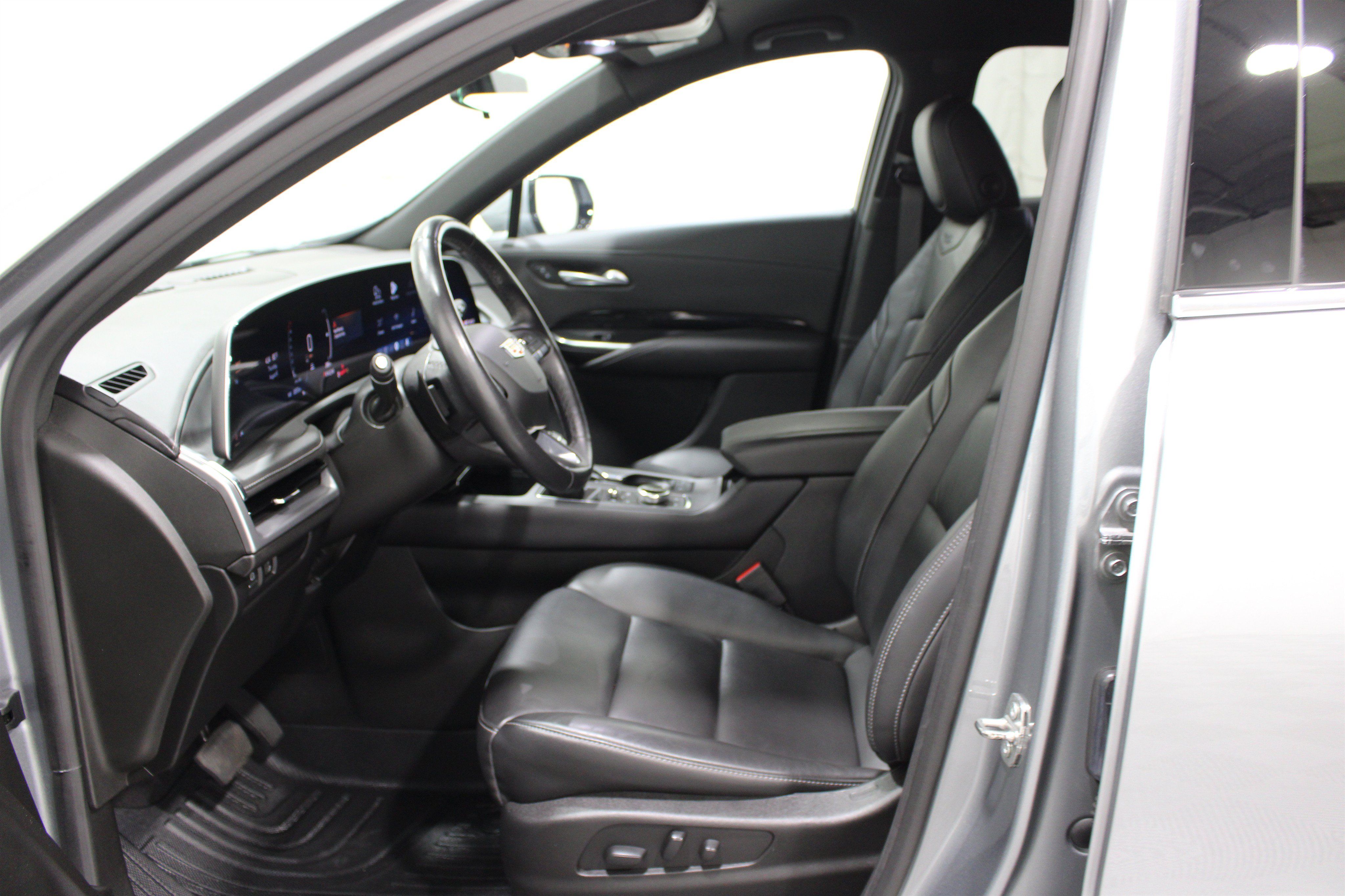Certified 2024 Cadillac XT4 Luxury w/ Cold Weather Package FWD image 3