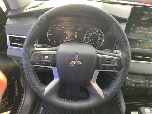 New 2025 Mitsubishi Outlander SE image 13