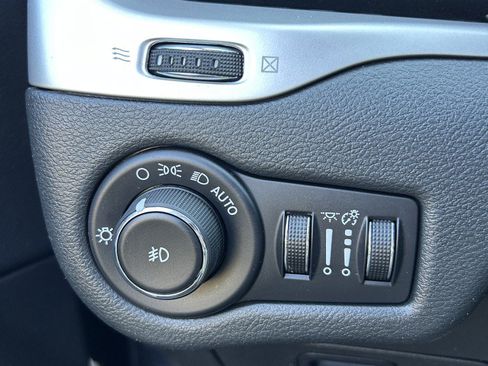 Used 2015 Jeep Cherokee Trailhawk w/ Leather Interior Group AWD/4WD image 18