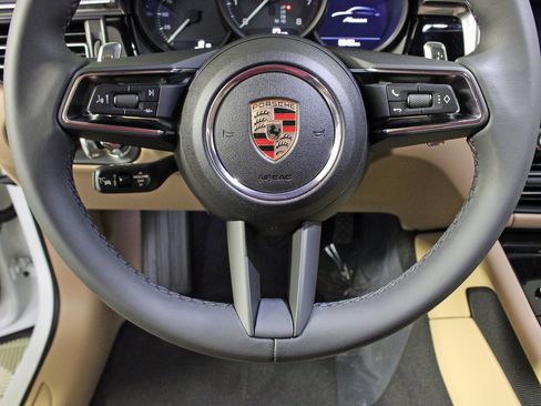 Used 2025 Porsche Macan image 20