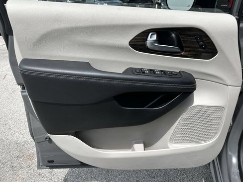 Used 2023 Chrysler Pacifica Limited FWD image 23