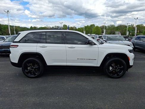 Certified 2024 Jeep Grand Cherokee Limited w/ Black Appearance Package AWD/4WD image 9