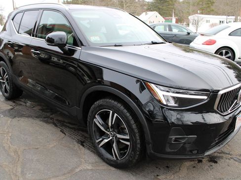 Used 2023 Volvo XC40 B5 Plus image 4