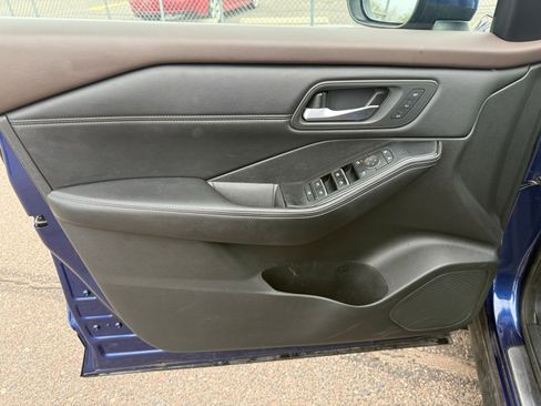 Used 2023 Nissan Rogue SL w/ SL Premium Package image 15