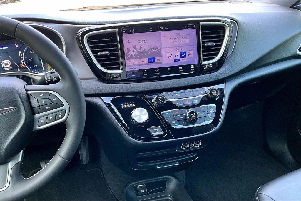 Used 2025 Chrysler Pacifica Select FWD image 8