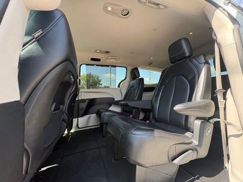 Used 2024 Chrysler Pacifica Touring-L FWD image 23