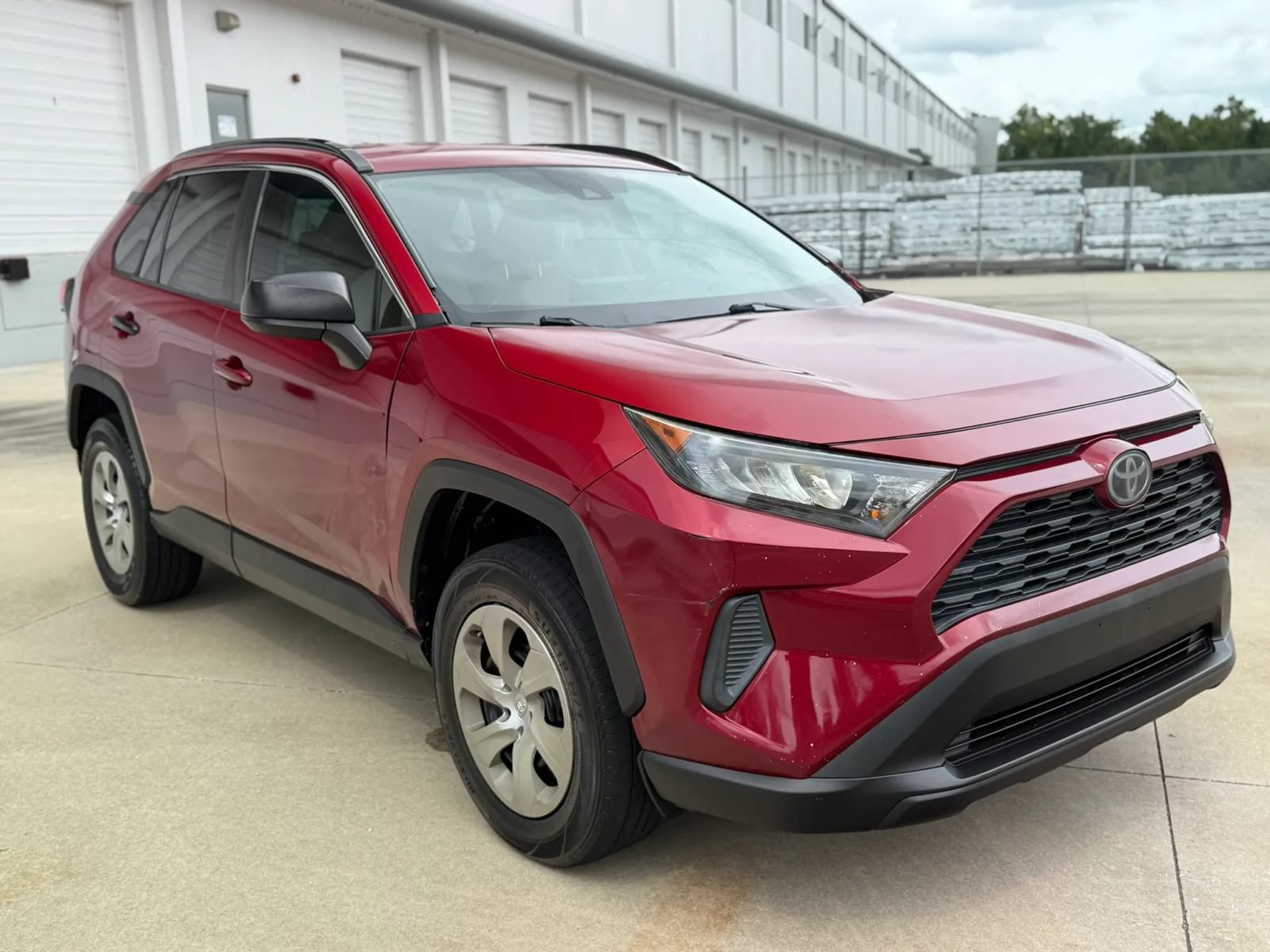 Used 2019 Toyota RAV4 LE FWD image 4