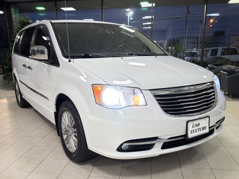 Used 2016 Chrysler Town & Country Touring-L image 4