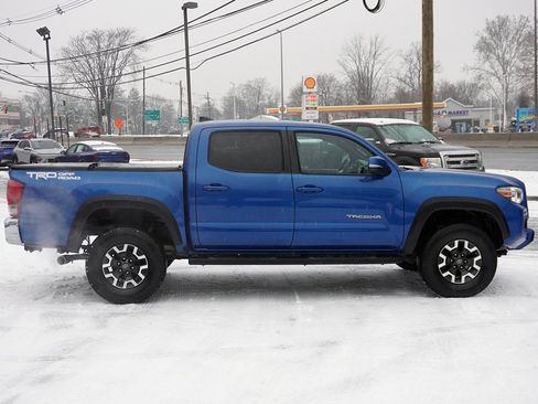 Used 2017 Toyota Tacoma TRD Off-Road image 15
