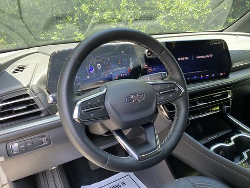 Used 2026 Chevrolet Traverse LT w/ Midnight/Sport Edition FWD image 17
