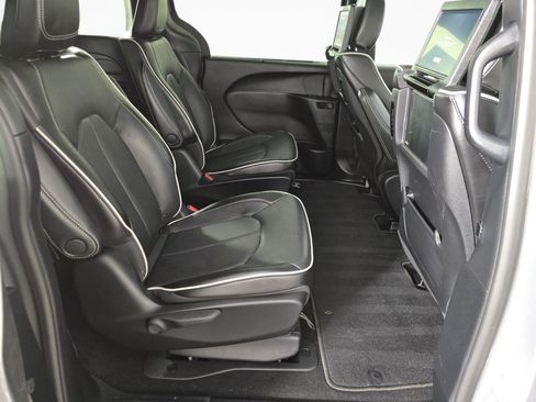 Used 2023 Chrysler Pacifica Limited w/ Uconnect Theater Family Group FWD image 41