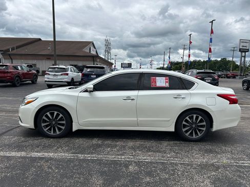 Used 2017 Nissan Altima 2.5 SV w/ Convenience Package FWD image 2