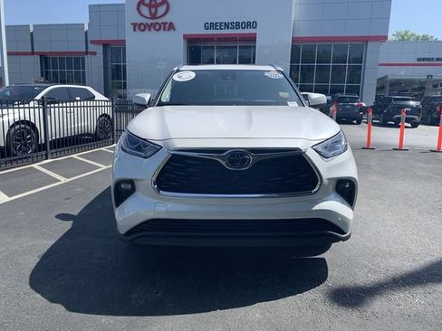 Used 2025 Toyota Highlander Limited AWD/4WD image 3