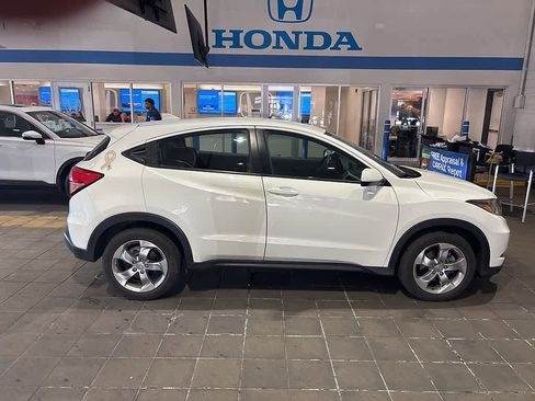 Used 2017 Honda HR-V LX image 9