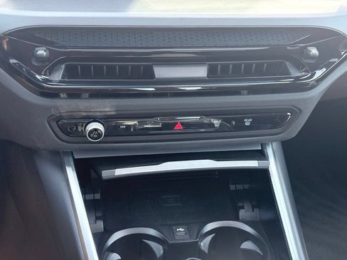 Used 2025 BMW 230i Coupe w/ Premium Package RWD image 10