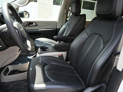 Used 2024 Chrysler Pacifica Touring-L FWD image 14