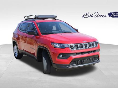 Used 2023 Jeep Compass Latitude image 3