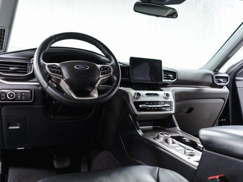 Used 2023 Ford Explorer XLT w/ Equipment Group 202A image 27