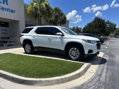 Used 2021 Chevrolet Traverse LT FWD image 2