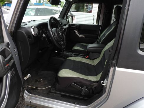 Used 2015 Jeep Wrangler Sahara w/ Connectivity Group AWD/4WD image 9