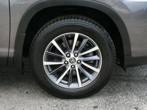 Used 2019 Toyota Highlander XLE AWD/4WD image 16