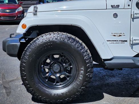 Used 2018 Jeep Wrangler Unlimited Sahara w/ Max Tow Package AWD/4WD image 12