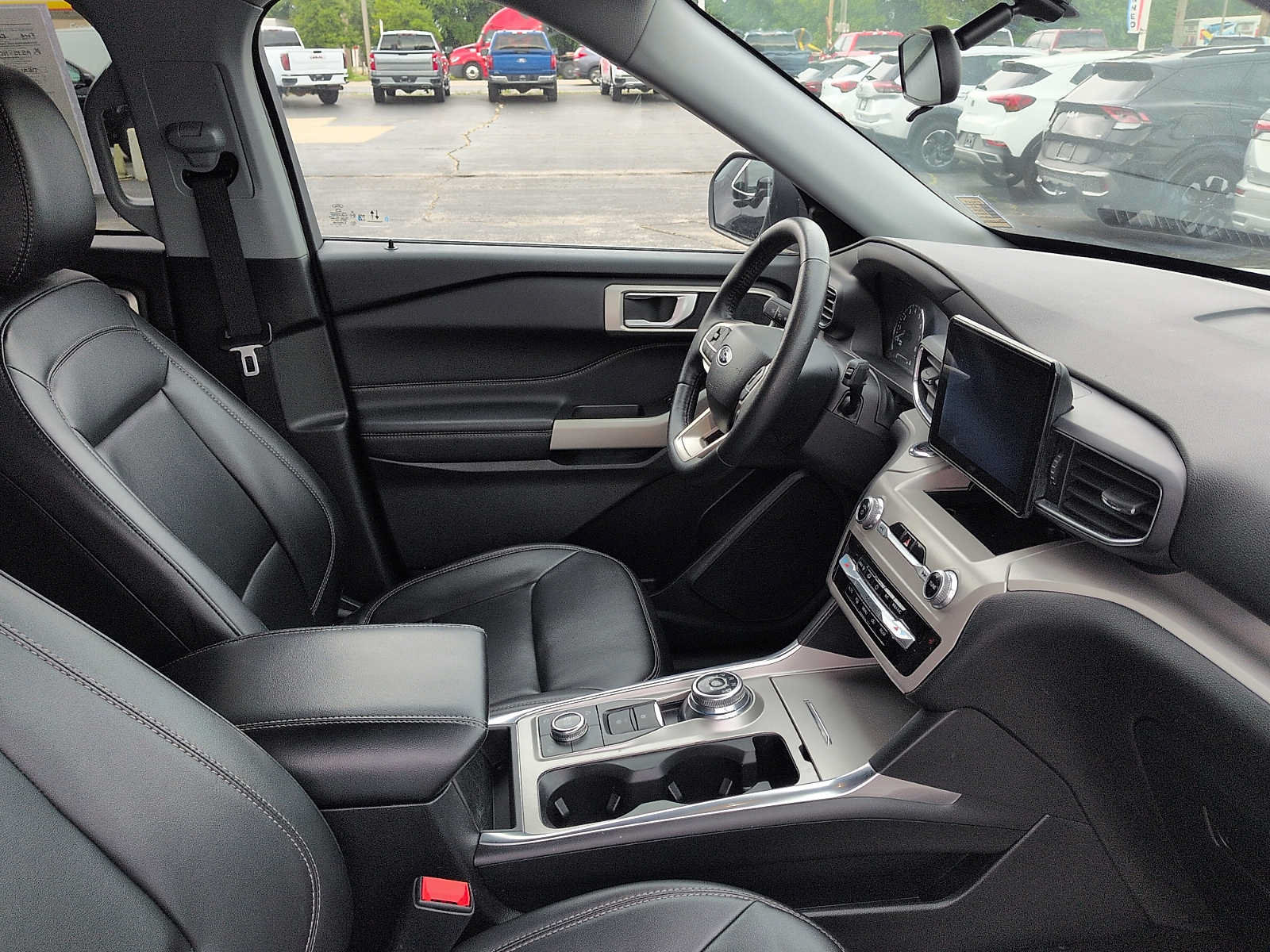 Used 2023 Ford Explorer XLT w/ Equipment Group 202A AWD/4WD image 10