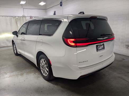 Certified 2023 Chrysler Pacifica Touring-L FWD image 9