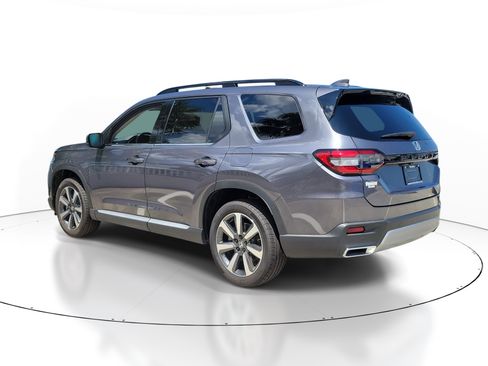 Certified 2025 Honda Pilot Touring image 4